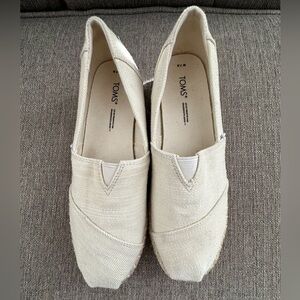 TOMS Women Classic Slip-On Shoes  Comfortable Everyday Flats Beige Size 7.5